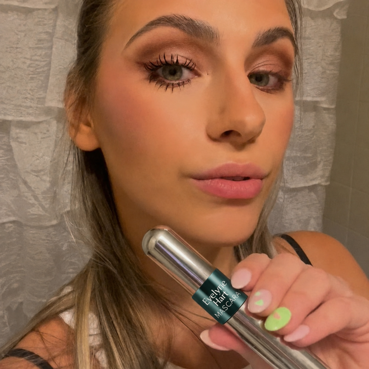 Mascara Waterproof – Allonge et densifie les cils instantanément